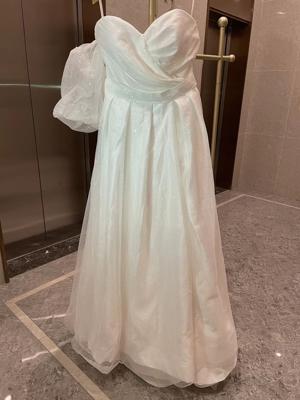 Sexy Puffy Sleeves Prom Dresses Glitter Ball Gown Party Dresses Tulle Sweep Train Prom Evening Dresses HZ1023
