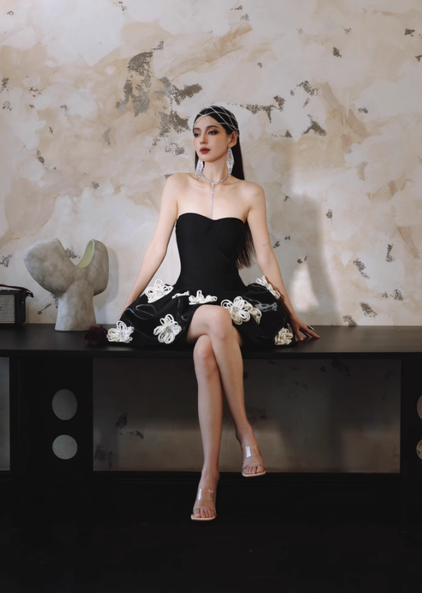 Black Sexy A Line Sweetheart Neck White Appliques Satin Short Homecoming Dress Cocktail Dress HZ1023