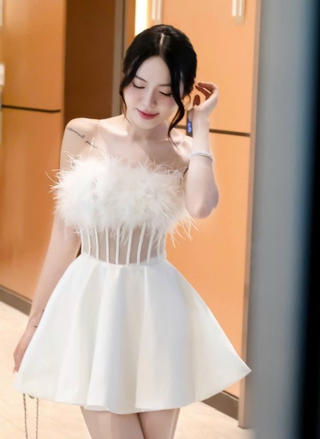 Cute White A Line Strapless Corset Feather Satin Short Homecoming Dress Cocktail Dress HZ1023