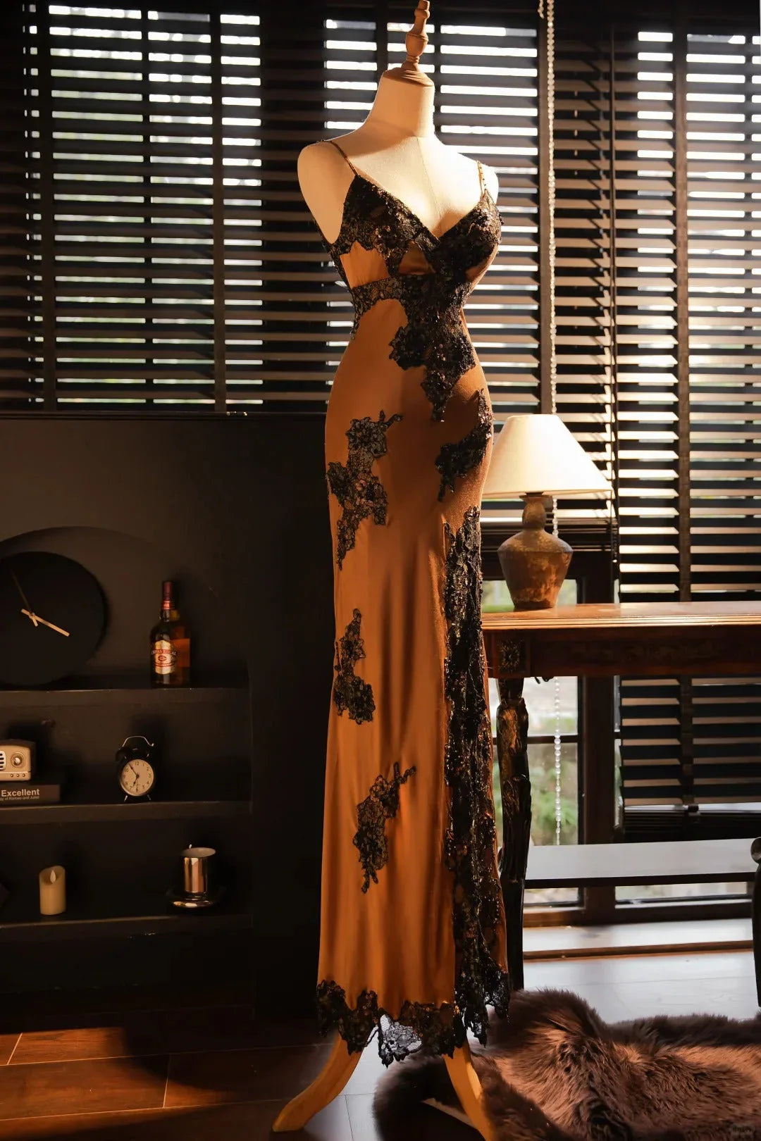 Sexy V Neck Lace Vintage Evening Dresses Sleeveless Long Party Gowns HZ1023